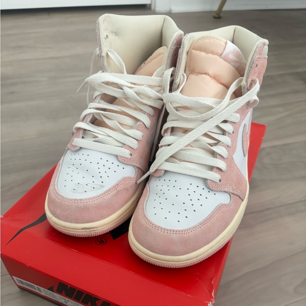 Woman’s Air Jordan 1 Pink
Size 9
#jordans #jordan1 #pinkjordans